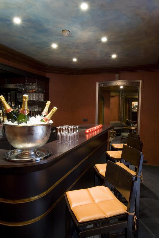 Hotel Restaurant Napoleon フォンテーヌブロー レストラン 写真