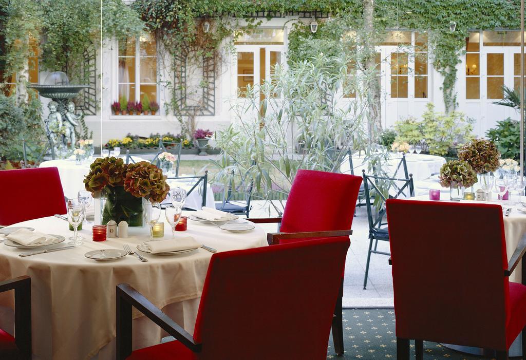 Hotel Restaurant Napoleon フォンテーヌブロー レストラン 写真